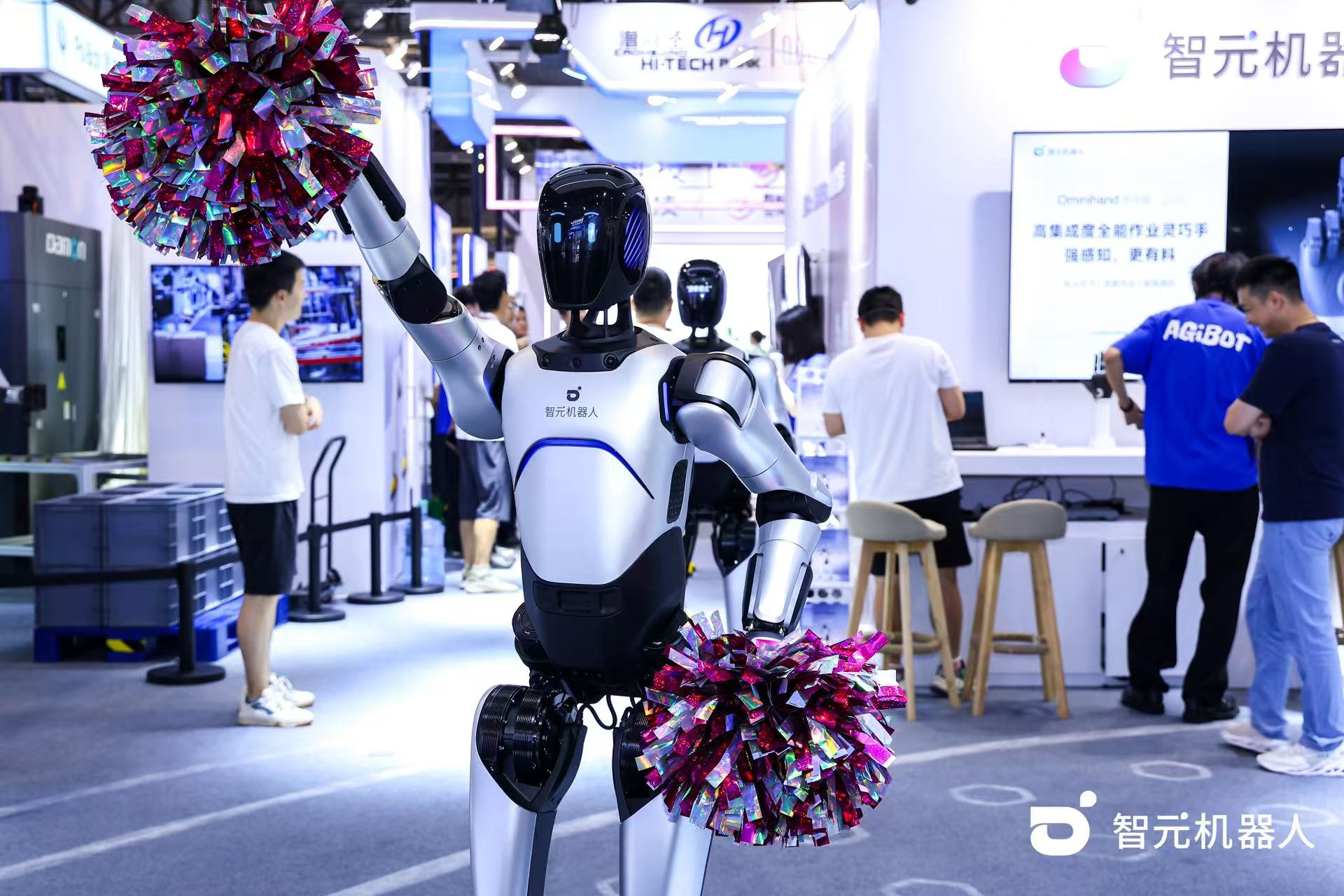 XKTY.COM星空·（中国）机器人 WAIC 首日展台火爆，机器人家族集体打工忙不停